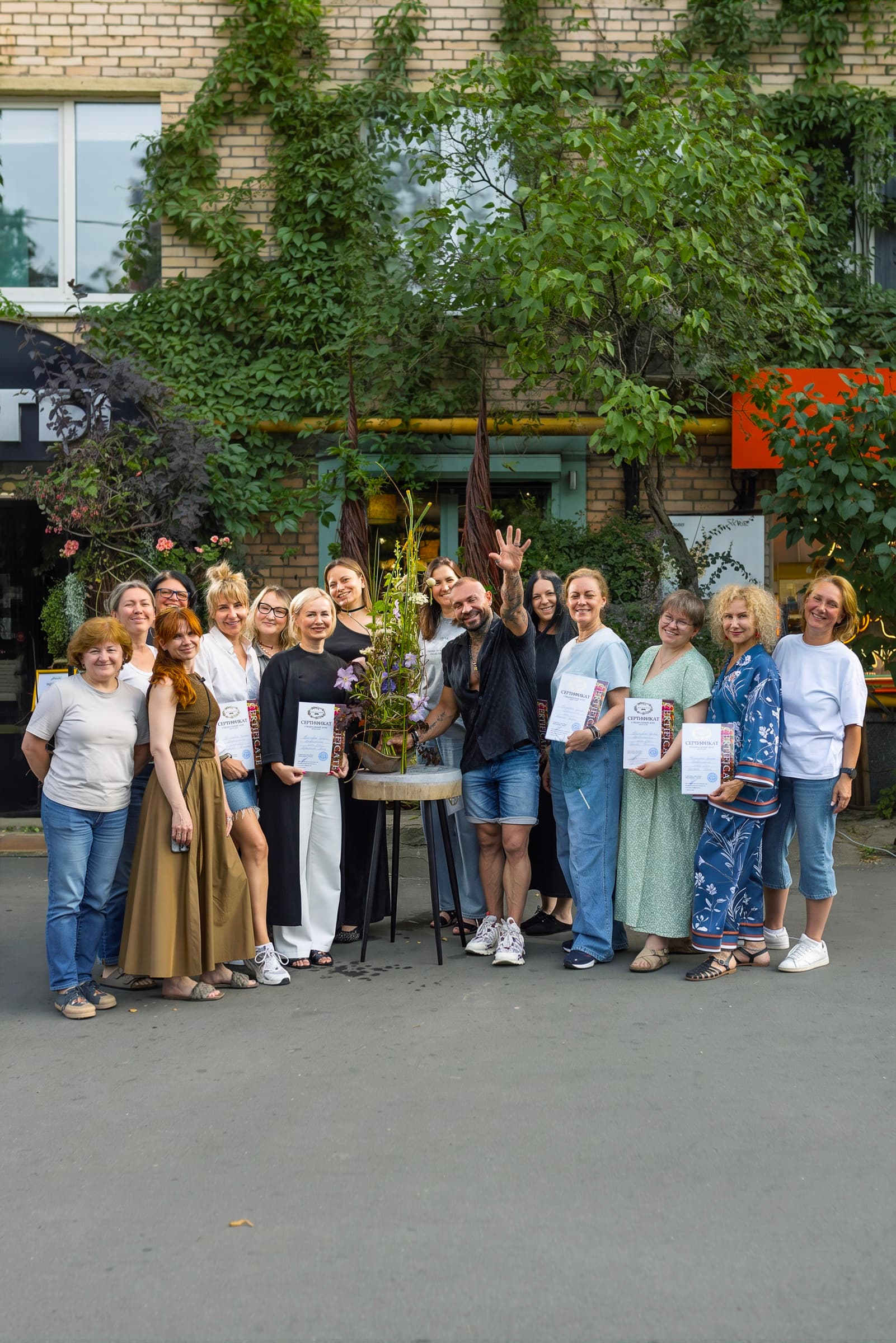Slava Rosca и выпускники школы после завершения обучения